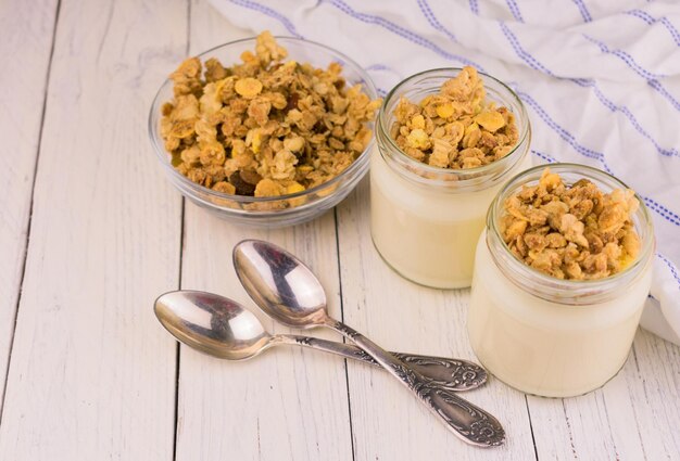 Bananenyoghurt met granola in potjes.