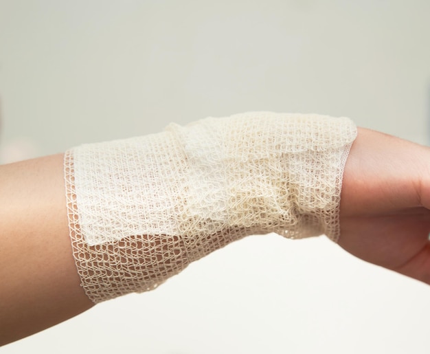 Фото Повязка на руку с марлей для ожоговой раны