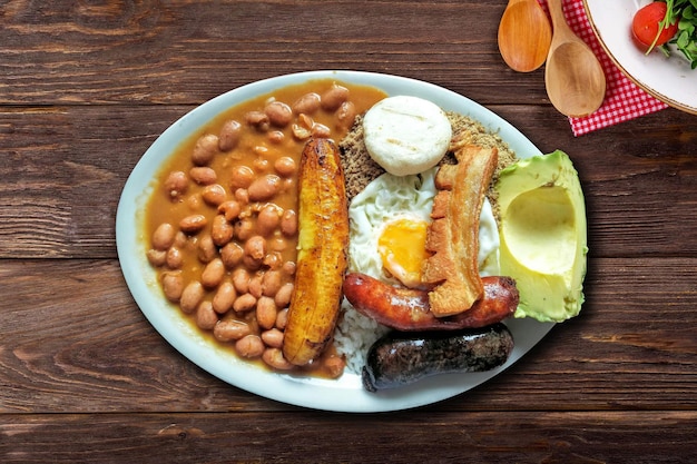 Bandeja Paisa populaire maaltijd in de Colombiaanse keuken