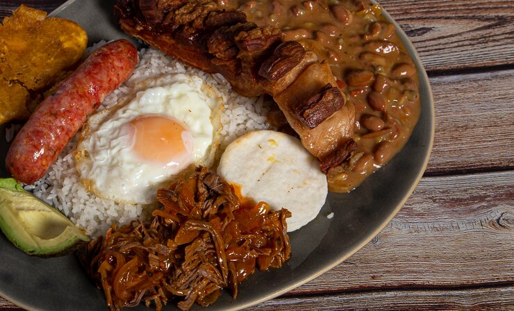 Bandeja paisa, типичное блюдо Колумбии.