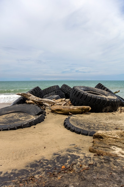 Banden op het tropische zandstrand