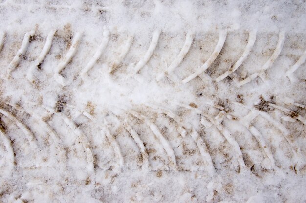 Bandenspoor in de sneeuw