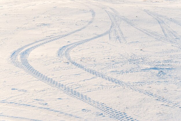 Bandensporen in de sneeuw, winters tafereel