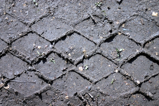 Bandensporen op de grond.