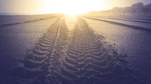 Foto bandensporen op het zand van het strand