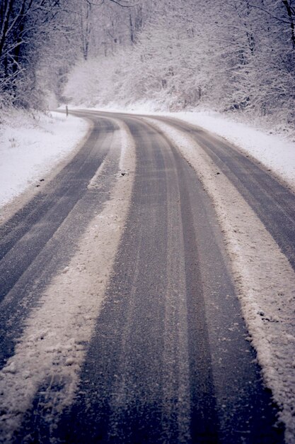 Bandensporen op landelijke wegen in de winter