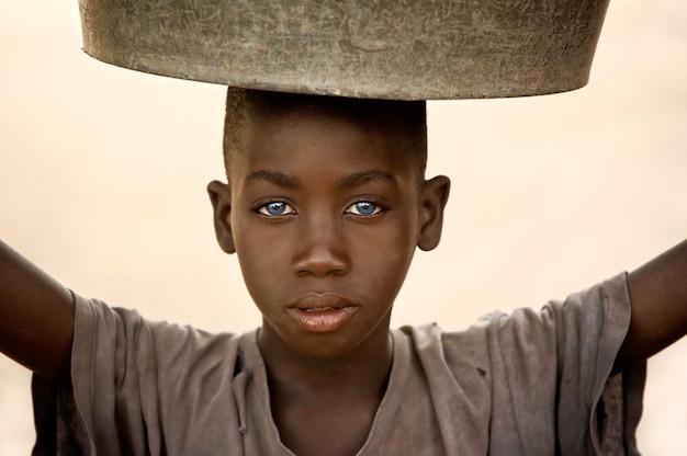 bandiagara mali 08 augustus 2011 maliaanse jongen met blauwe ogen