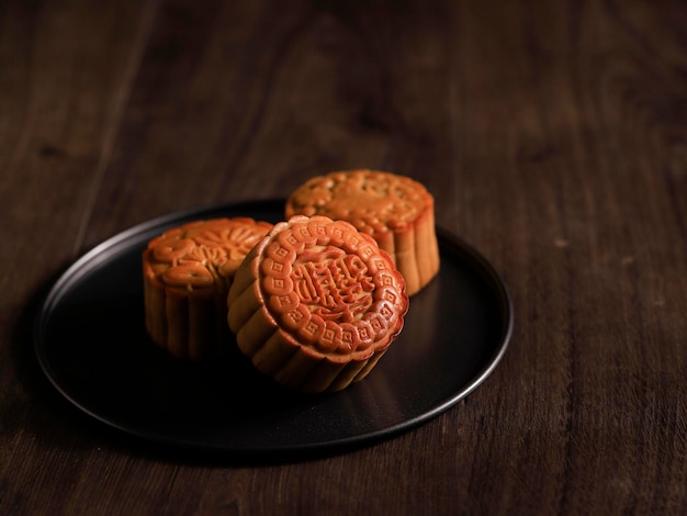 Бандунг, Индонезия, 10132019: Китайская десертная закуска Mooncake во время фестиваля середины осени по лунному календарю