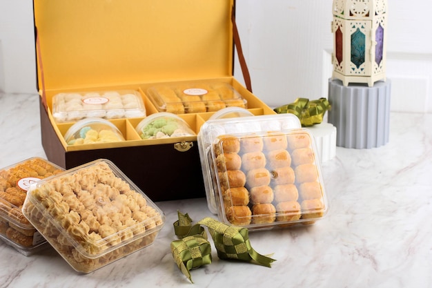 Bandung, Indonesisch, 032022021: Diverse Lebaran Cookies Parcel of Hamper Kue kering op witte achtergrond