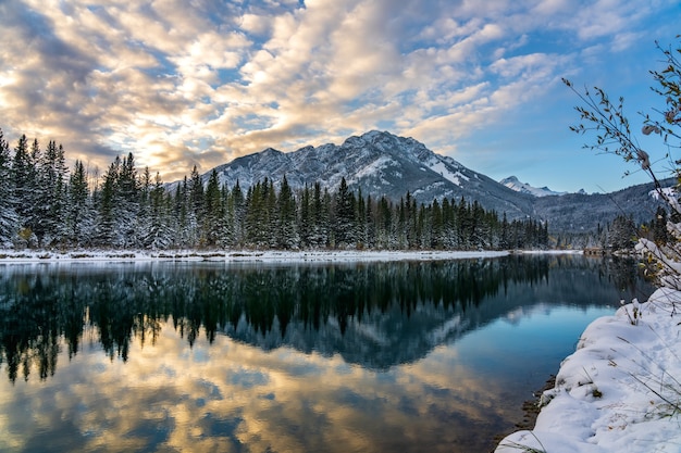 밴프 국립공원(Banff National Park) 겨울 일몰 시간에 화려한 구름이 있는 노퀘이 산(Mount Norquay)의 아름다운 풍경