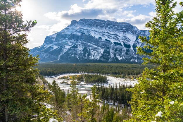 Banff National Park landschap Besneeuwde Mount Rundle en bos in de herfst Canadese Rockies