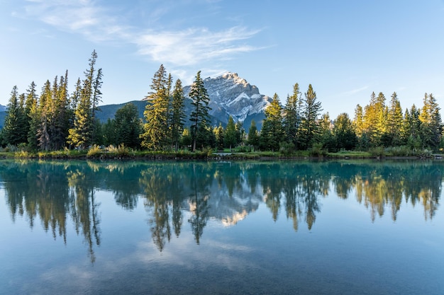 Banff National Park prachtige natuurlijke omgeving Cascade Mountain en bomen weerspiegeld op Bow River
