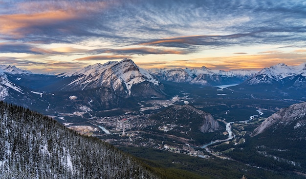 Parco nazionale di banff in inverno tramonto cascata di montagna e circostanti montagne rocciose canadesi canada