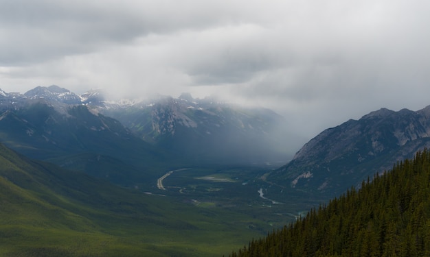 Banff van hierboven in bewolkte dag, de Zomer, het Nationale park van Banff, Alberta, Canada