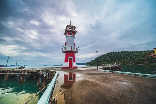 Bang Bao Lighthouse met bewolkte lucht en weerspiegeling in het water op koh chang trat thailandVuurtoren op een bang bao-pier op het eiland koh chang