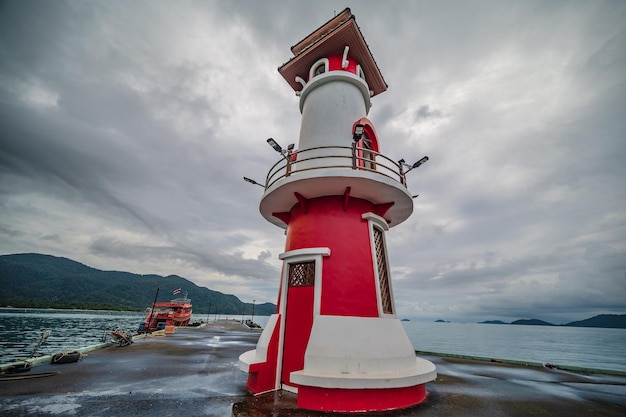 Bang Bao Lighthouse met bewolkte lucht op koh chang trat thailandVuurtoren op een bang bao pier op het eiland koh chang