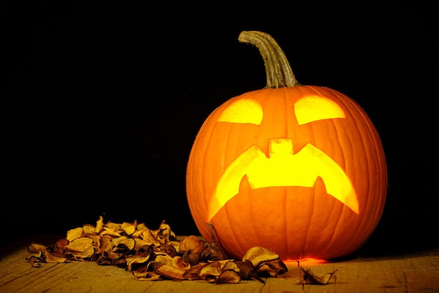 Foto bang jack o lantern halloween pompoen met kaarslicht binnen