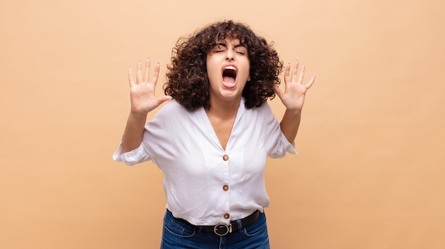 Bang jonge mooie vrouw met krullend haar