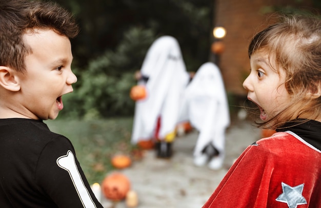 Bang kleine kinderen op halloween