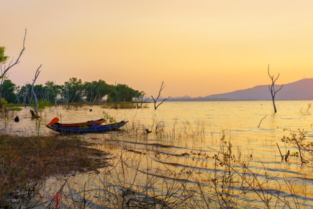 Bang Phra-reservoir in de schemering, Chon Buri, Thailand