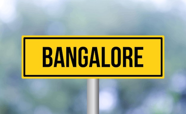 Foto segno stradale di bangalore su sfondo sfocato