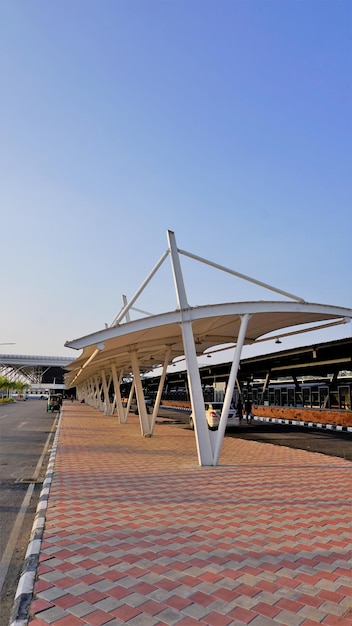 Бангалор, Карнатака, Индия, 26 октября 2022 г. Помещения терминала Sir M Visvesvaraya или помещения SMVB в золотой час вечером