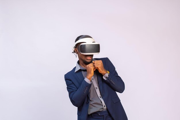 Bange jonge man die videogames speelt in VR-bril of 3D-bril, met een virtual reality-headset voor op zijn hoofd