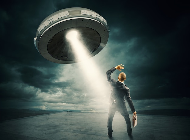 Foto bange man door de ufo-spaceshuttle