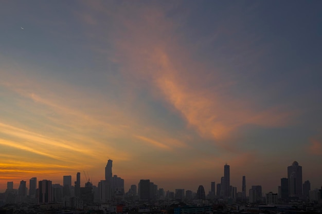 Foto distretto degli affari di bangkok all'ora del tramonto