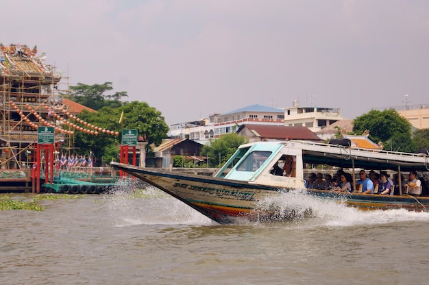 ボートでバンコクの運河