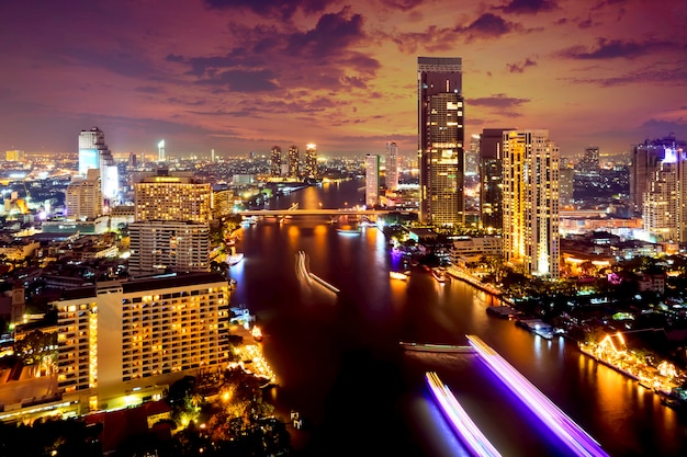 Фото Взгляд сверху города бангкока городское на ноче от верхней части таиланда.