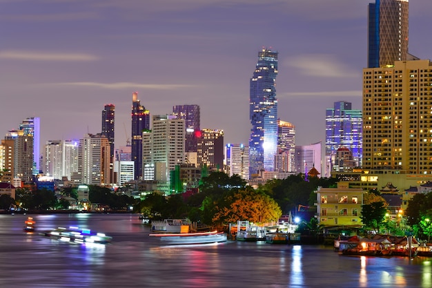 Edifici per uffici moderni della città di bangkok