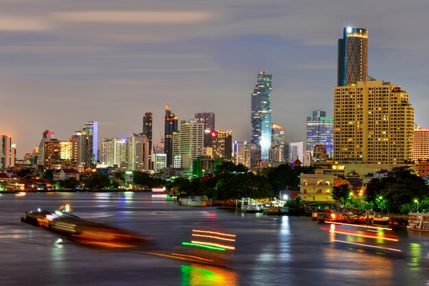 Bangkok City moderne kantoorgebouwen met Chao Phraya-rivier tijdens avondrood