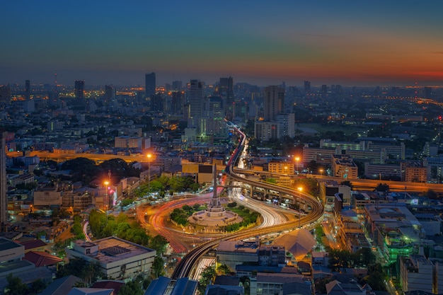 주요 교통 고속도로가있는 방콕 시내 야경