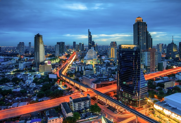 Vista notturna della città di bangkok