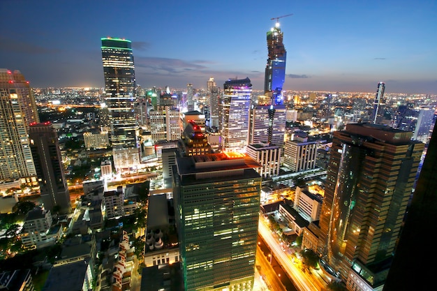 Panoramica della città di bangkok al tramonto