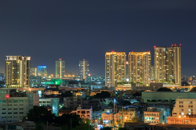 Бангкок Cityscape, деловой район с высоким зданием в сумерках (Бангкок, Таиланд)