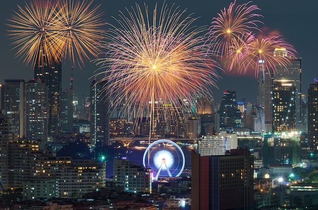 夜景の花火とバンコクの街の川の眺め