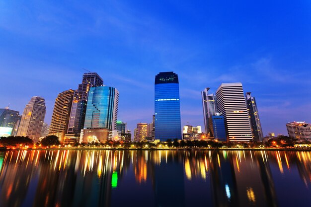 Bangkok in de avond, weerspiegeling van gebouwen in water