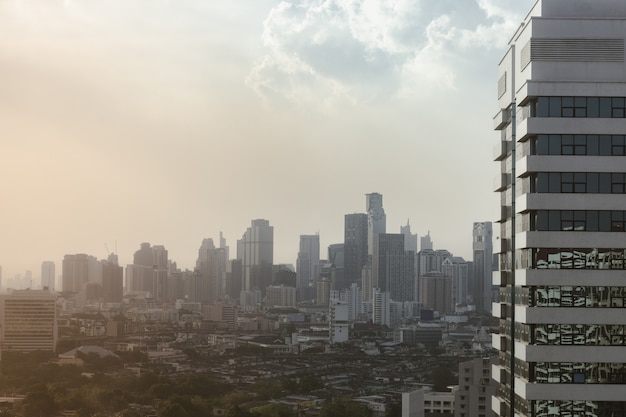 日没のバンコクの超高層ビル