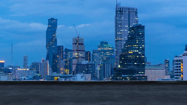 Bangkok stedelijke stadsgezicht skyline nachtscène met lege loft cement vloer aan de voorkant