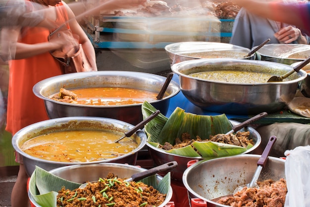 방콕 길거리 음식에는 많은 맛있는 요리와 다양한 종류의 요리가 있습니다.