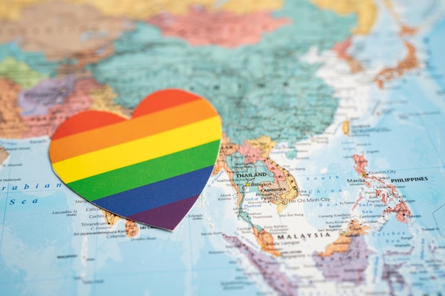 Bangkok Thailand 1 juni 2022 Regenboogkleurenhart op wereldbol wereldkaart achtergrond LGBT pride-maand viert jaarlijks in juni symbool van homo-lesbische biseksuele transgender mensenrechten en vrede