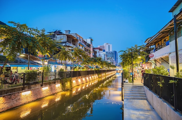 방콕-태국: 2020년 11월 11일:알지 못한 사람들 방콕 시내의 Khlong Ong Ang Canal 워킹 스트리트를 방문하세요.Khlong Ong Ang Canal 워킹 스트리트 방콕의 새로운 워킹 스트리트.