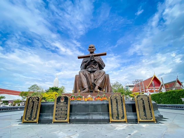 Foto thailandia 12 agosto 2023 grande statua del monaco somdej toh al tempio di rakang kositaram