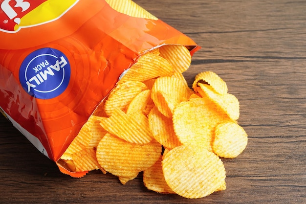 Bangkok Thailand 15 mei 2022 Aardappelchips in open zak heerlijke BBQ-kruiden pittig voor chips dun plakje gefrituurd snack fastfood