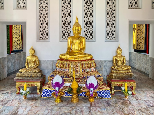 写真 バンコク (タイ) - 2023年9月16日 - タイのバンコクにあるナング・ラチャワラウィハン寺院のホールに金仏が置かれている
