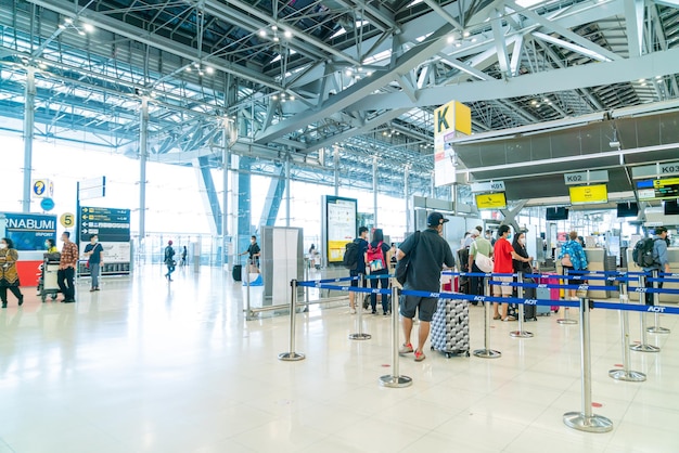 Bangkok Thailand 23 mei 2022 Bangkok Suvarnabhumi luchthavenpassagiers in de vertrekterminal mensen met medische maskers van coronavirus