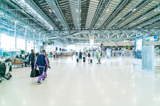 Bangkok, Thailand - 23 mei 2022: Bangkok Suvarnabhumi luchthavenpassagiers in de vertrekterminal, toerist en reiziger met medische maskers van coronavirus.