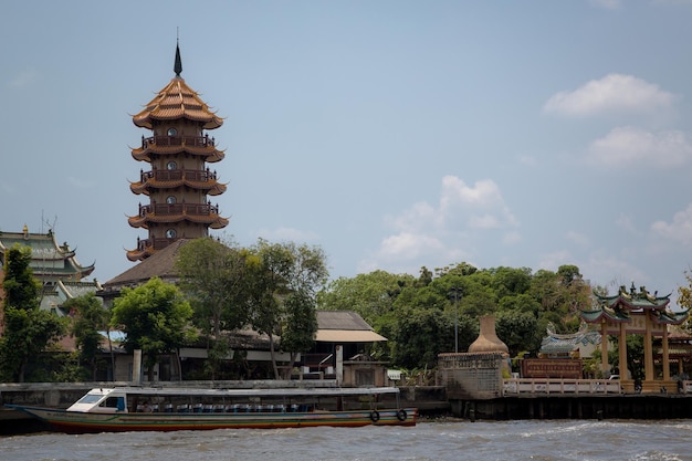 Bangkok Thailand 25 maart 2017 Lange staart boot in Chao Phraya rivier in Bangkok Thailand in een zomerdag